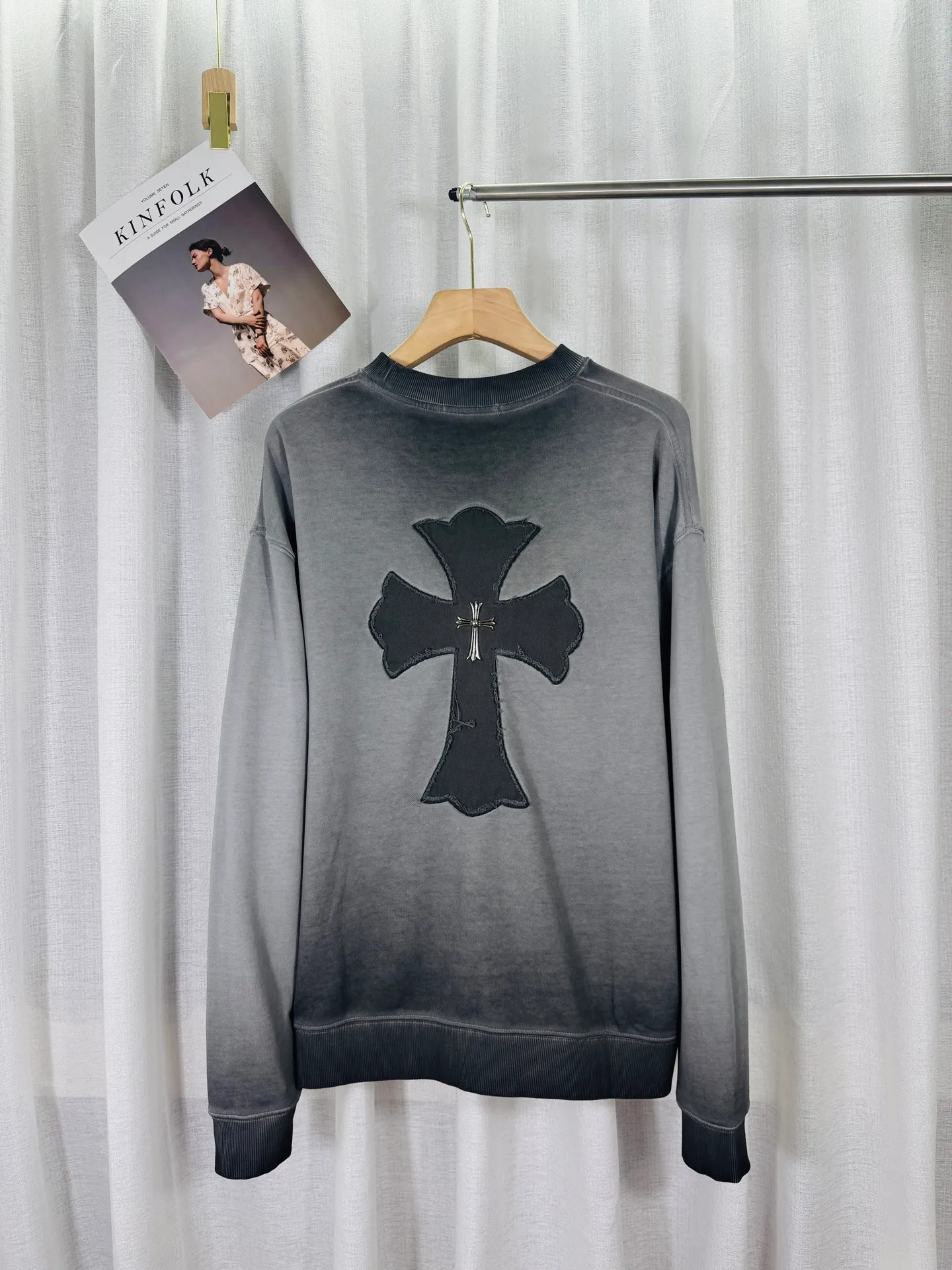 P280 top version, real shot without P, ​​different from market currency) 𝗖𝗵𝗿𝗼𝗺𝗲 𝗛𝗲𝗮𝗿𝘁𝘀/Cro Heart 2025 washed patch embroidery autumn and winter new original single counter American laser burnt 3D three-dimensional color embroidery couple casual sweatshirt 👑The highest version! Customized fabric 430g tripe terry fabric! American acid-washed and distressed original fabric laser burnt ✟appliqué embroidery and exquisite embroidery of letters! The best-selling model in the counter, very comfortable to wear. Accessories: original molded and authenticated collar label➕100% silk wash label. Genuine purchase-grade original hangtag➕matching hanging rope➕3D hanging beads➕original packaging bag. Craftsmanship: The original version has consistent wiring! The highest version of the armhole matching technique! Color: Red Black Size: S M L XL Style No.: 25-311